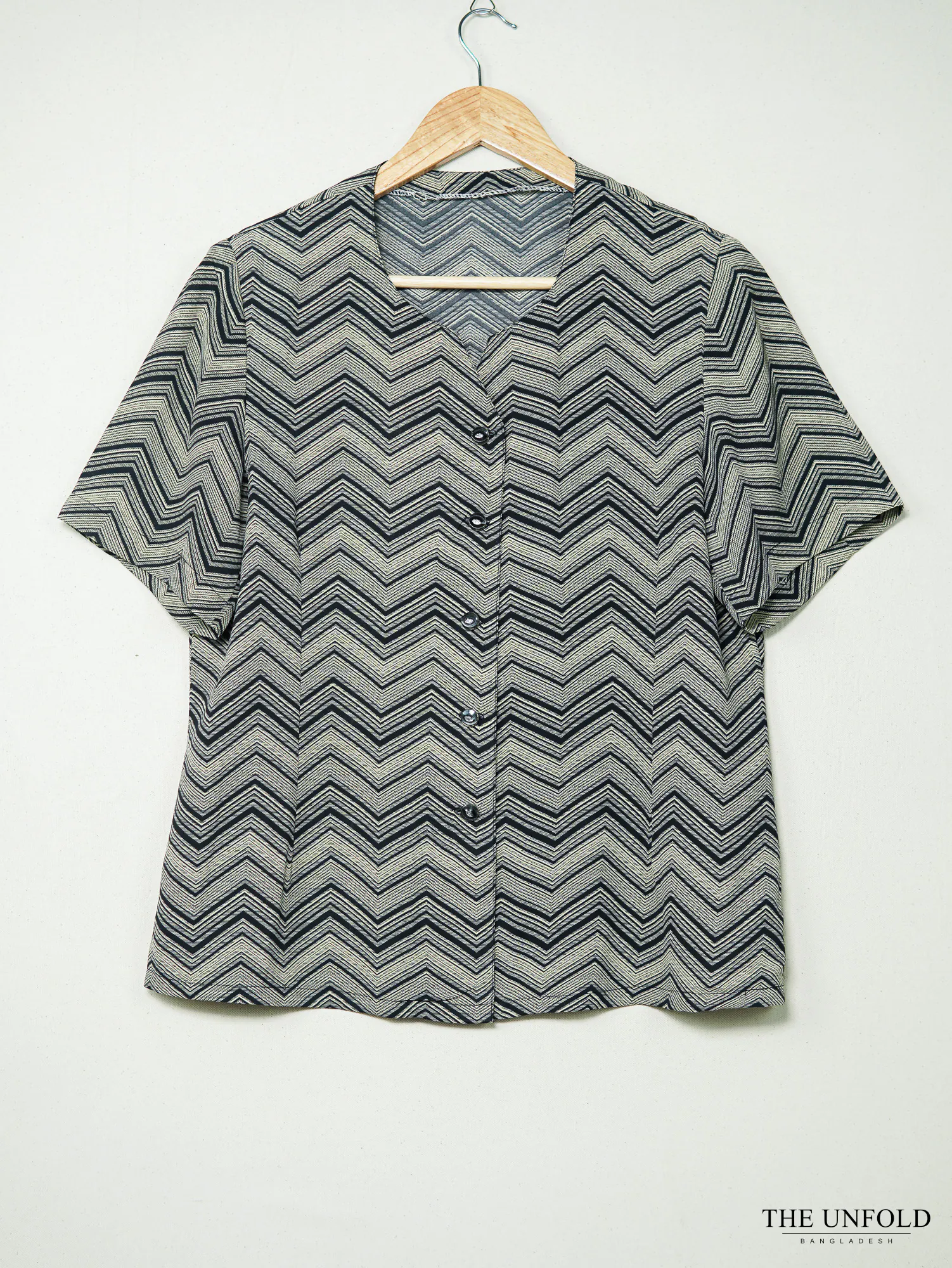 Women's Black and Beige Zigzag Pattern Short Sleeve Top