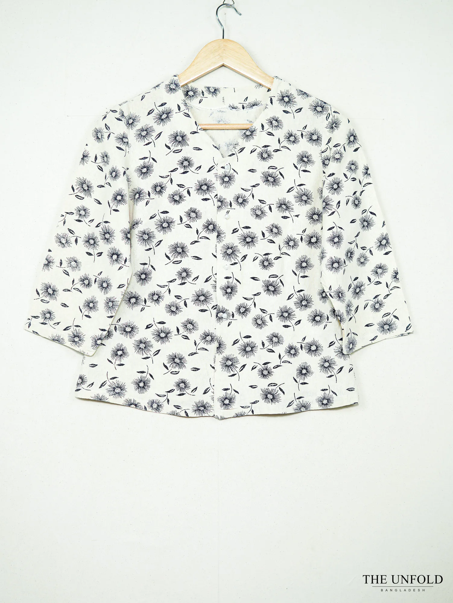Women's Off-white Floral V-Neck Top